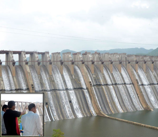 121.92 मीटर की ऊंचाई को पार कर नर्मदा डेम छलका