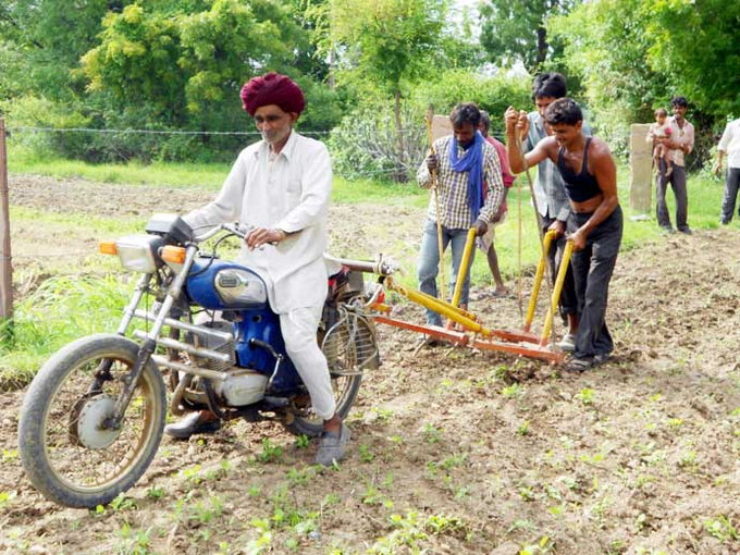 यहां बाइक से होती है खेत की जुताई, कंधे पर बैठ मरीज पहुंचते हैं अस्पताल