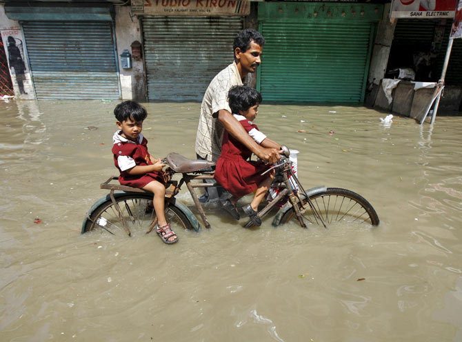 6 राज्यों में बाढ़: लेह में पूरा गांव तो बंगाल में बस बही, अब तक सौ से ज्यादा मौतें