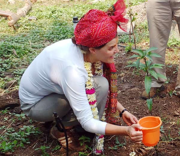 खेती सीखने फ्रांस से इंडिया के एक गांव पहुंची विदेशी लड़की