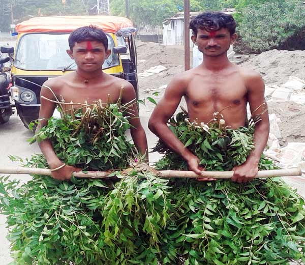 रूठे हुए इंद्रदेव को मनाने के लिए किसानों ने उतार फेंके कपड़े