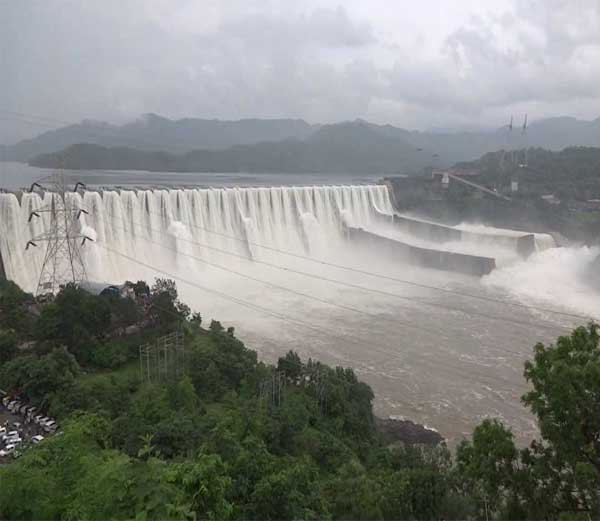 मप्र में आई बाढ़ से गुजरात के सरदार सरोवर डेम ने ओढ़ी सफेद चादर