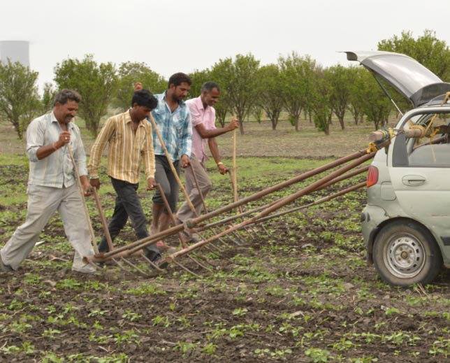 जुगाड़ टेक्नोलॉजी से लहलहाएगी फसल, कार में एक साथ 4 हल लगा की जुताई