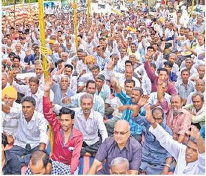 अफीम पट्‌टे बहाल करने के लिए दिया धरना