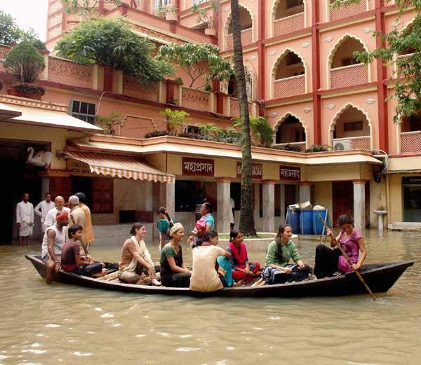 पूर्वी भारत में बाढ़ से भारी तबाही, गलियों में चल रही हैं बोट