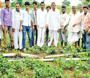 पानी के प्रेशर से हवा में उड़े ट्यूबवेल के पाइप व मोटर