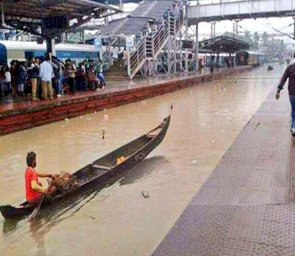 बारिश से लबालब हुई मुंबई, पानी इतना गिरा कि रेलवे ट्रैक पर चलने लगी नाव