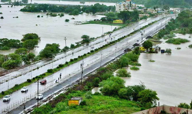 MP में बारिश से 11 मरे, 6 लापता: उज्‍जैन में जीवन ठप, सीएम पहुंचे अपने गांव 