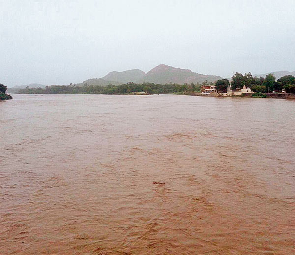 मध्यप्रदेश में हुई मूसलाधार बारिश से गुजरातियों के चेहरे खिले