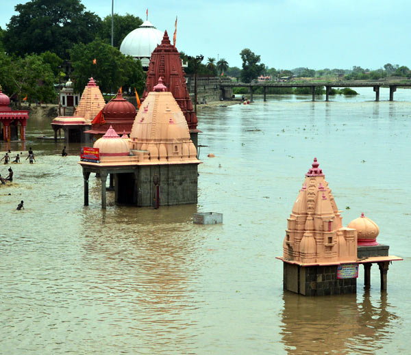 बारिश के बाद दिखे ऐसे हालात, पुल और मंदिर तक पानी में डूबे