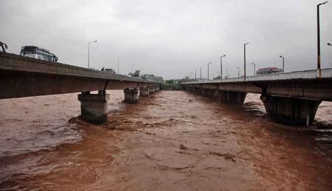 J&K में बाढ़ का अलर्ट, झेलम नदी खतरे के निशान से ऊपर, रेल सेवा बाधित