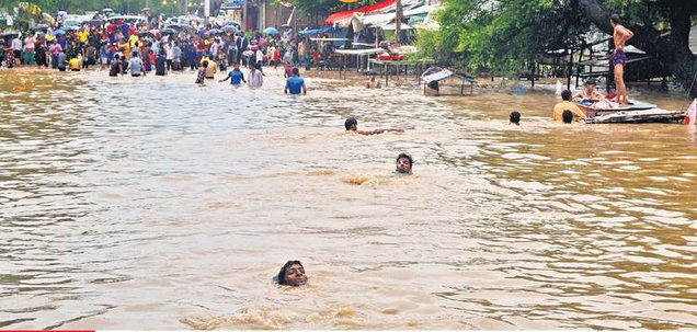 तैर कर पशुपतिनाथ मंदिर तक पहुंचे कुछ युवा