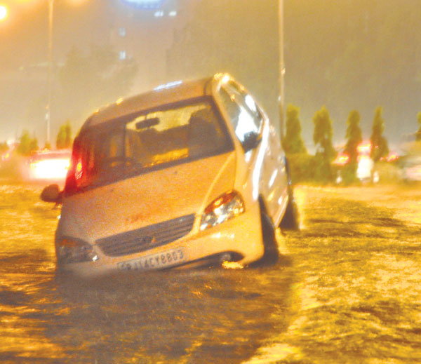 जयपुर में 2 इंच बारिश के बाद डूबा ट्रैफिक, सड़कें बनीं नहर-नदियां