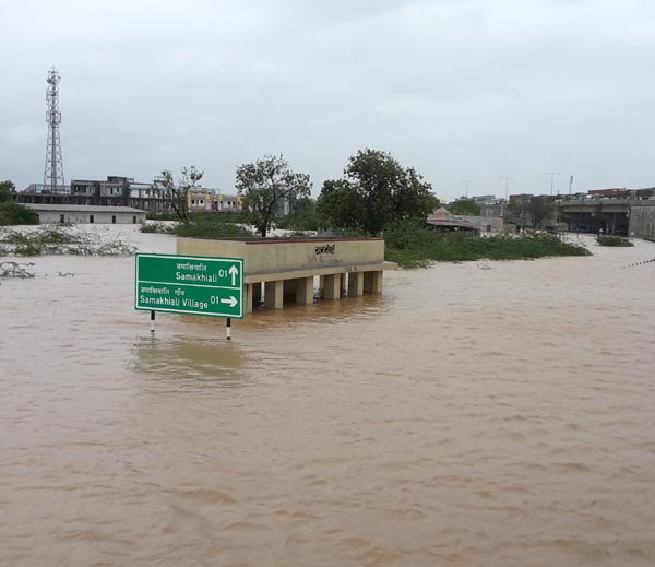 गुजरात में भारी बारिश से 30 मौतें, राजस्थान में भी बाढ़ के हालात